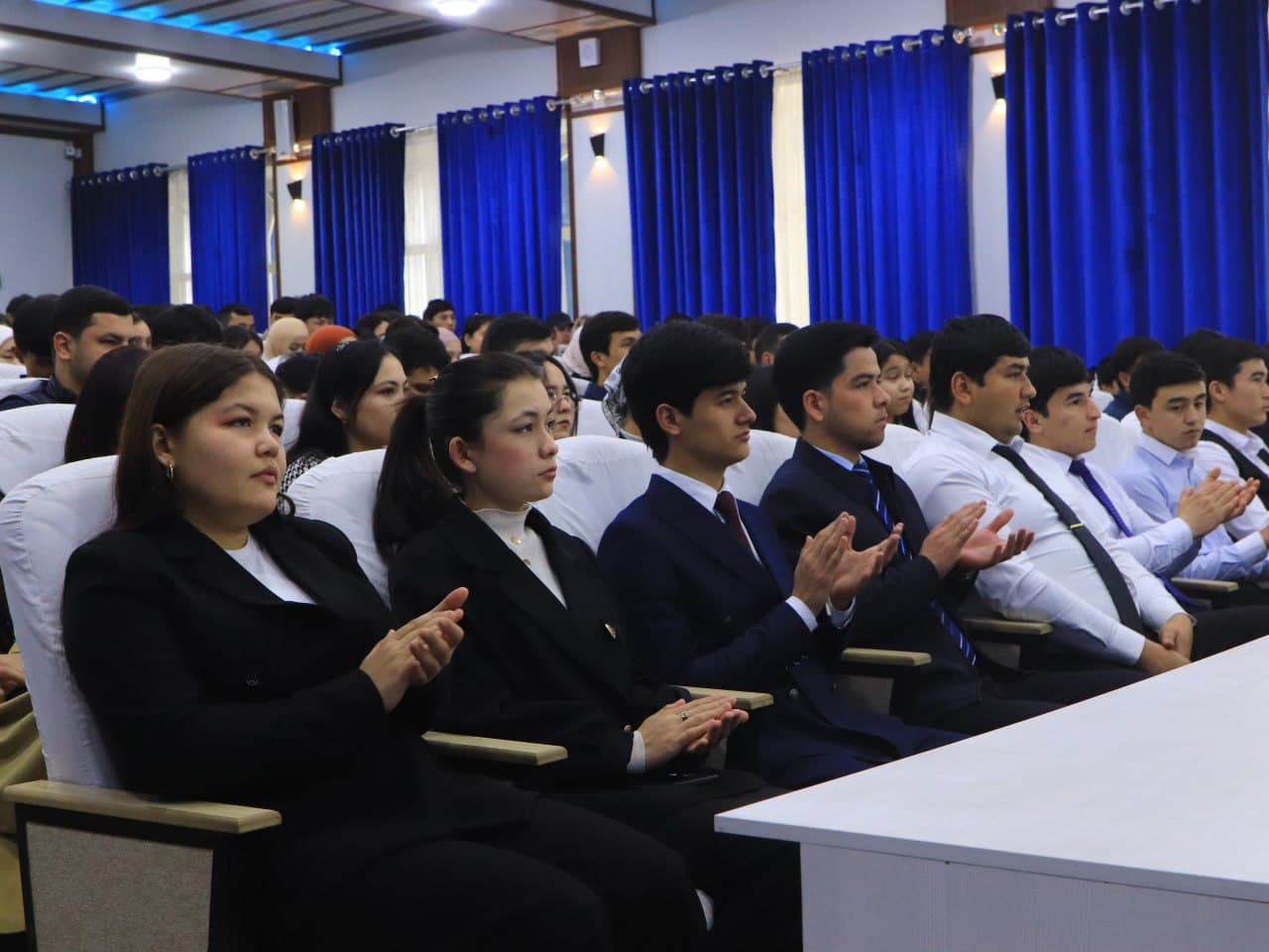 “Yoshlar kuni” doirasida talabalar bilan ochiq muloqotlar davom etmoqda