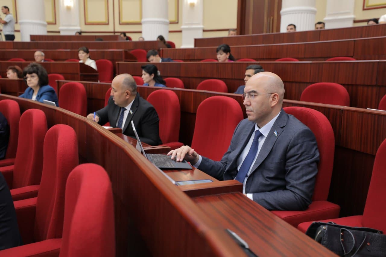 Davlat fuqarolik xizmatchisining xorijiy oliy ta’lim muassasalarida tahsil olishi uchun qo‘shimcha kafolatlar yaratishga qaratilgan qonun loyihasi uchinchi o‘qishda qabul qilindi va Senatga yuborildi